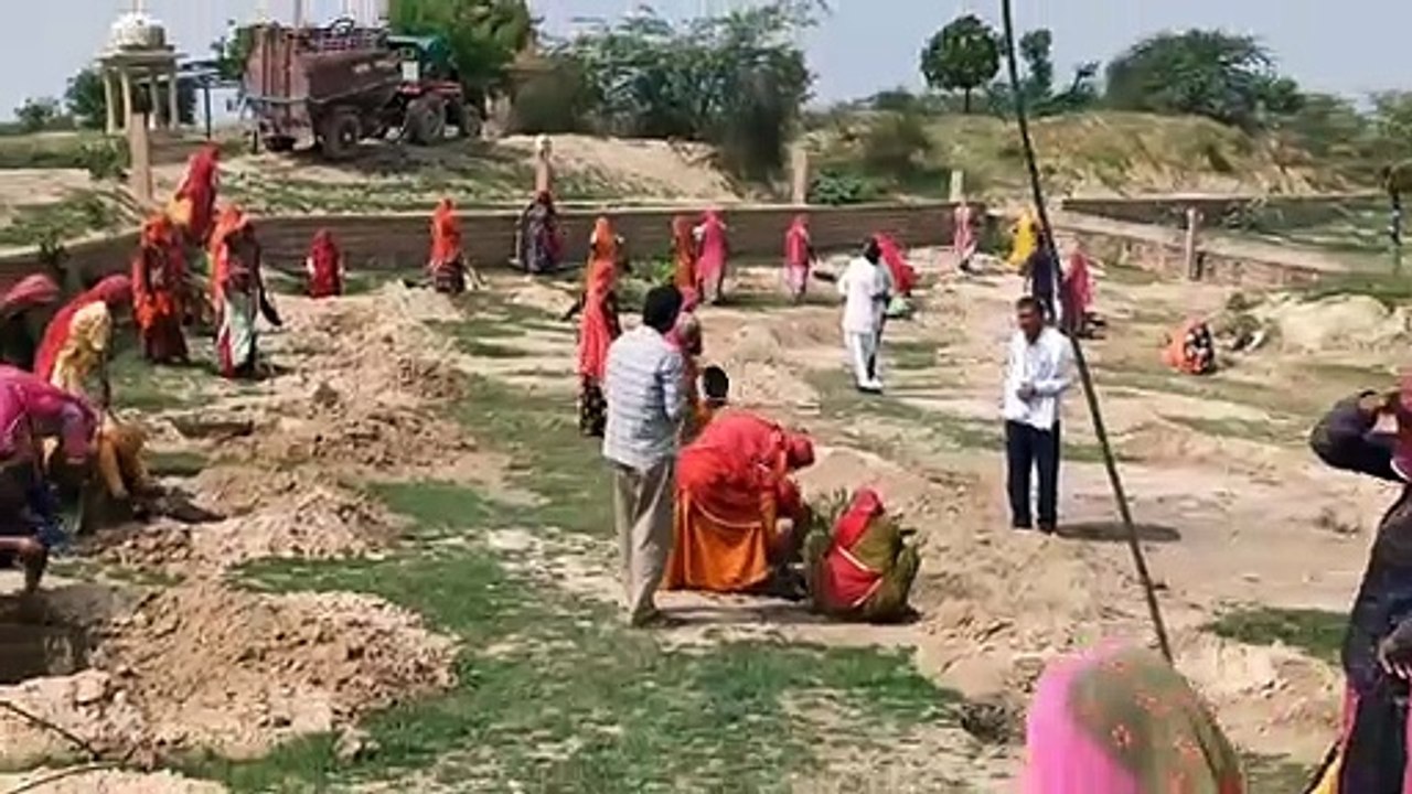 ग्रामीणों ने 101 पौधे लगाकर देखभाल की जिम्मेदारी