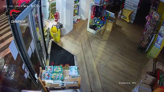 Furti con vetrina spaccata a Torino, i ladri in azione ripresi dalle telecamere della videosorveglianza