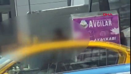 Des enfants volent des vêtements dans une tirelire à Avcılar