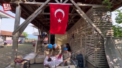 Mehmetçik Düzce'deki selde su altında kalan köyün yardımına koştu