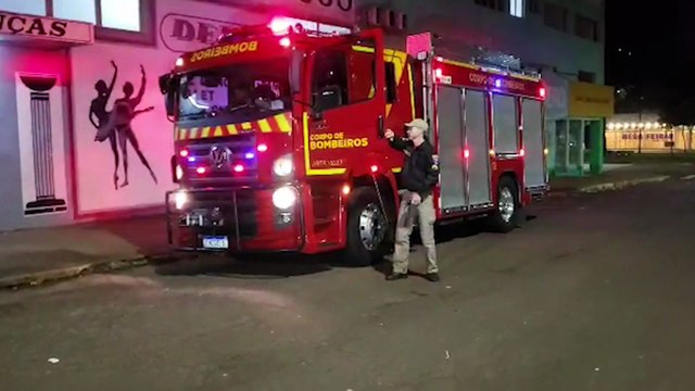 Gato é resgatado após cair do terceiro andar de um prédio no Centro