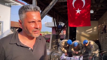 Mehmetçik Düzce'deki selde su altında kalan köyün yardımına koştu