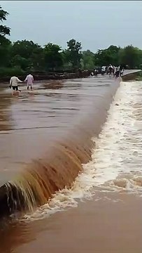 हरनावदाशाहजी थाना इलाके में भटगांव के निकट पुलिया पार करते दो लोग बहे, ग्रामीणों ने सुरक्षित निकाला