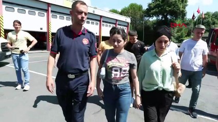 Une mère et sa fille secourues après le tremblement de terre de Kahramanmaraş ont rendu visite aux pompiers