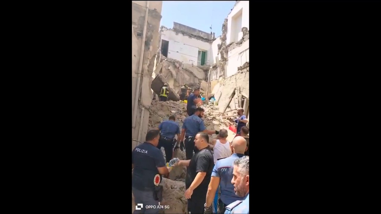 Crolla una palazzina a Torre del Greco, si scava con le mani