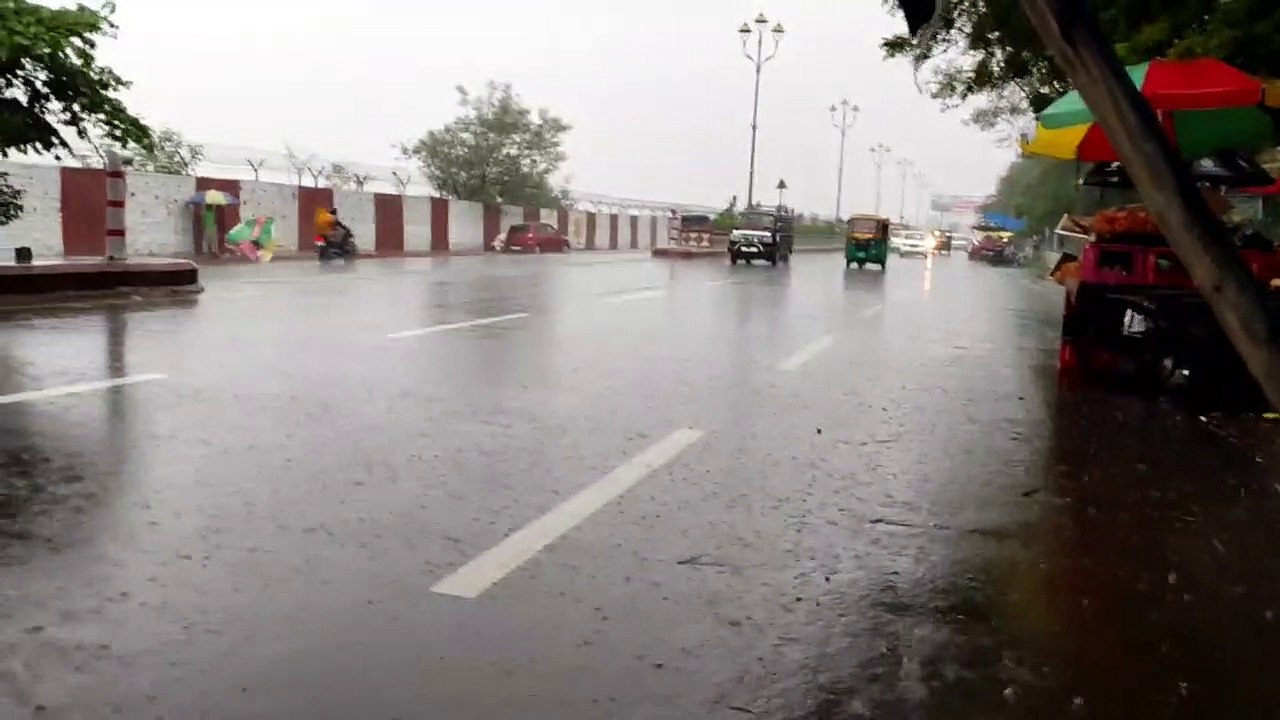 मेघों ने मल्हार गाया तो फिजां में बहार आ गई