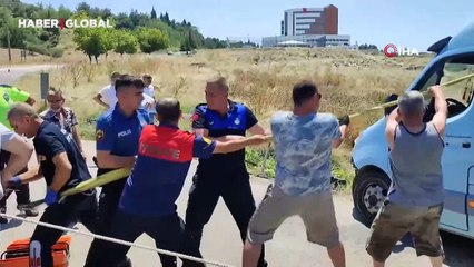 Minibüsün köprüden düşmemesi için iple sımsıkı tuttular