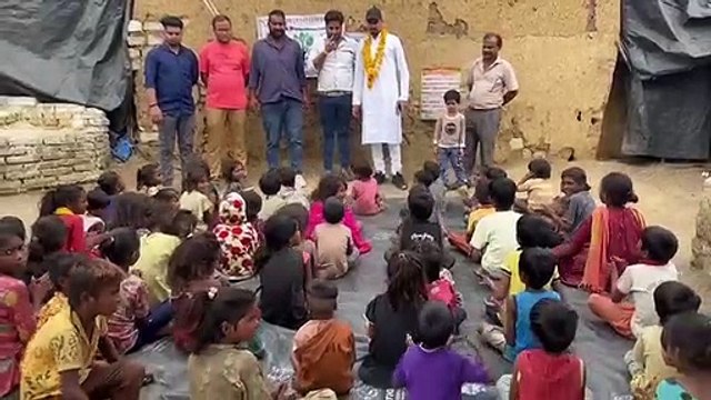 झुग्गी बस्ती के बच्चों को वितरित की स्टेशनरी