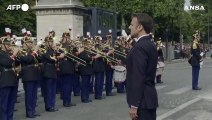 Macron alla tradizionale parata per anniversario presa della Bastiglia