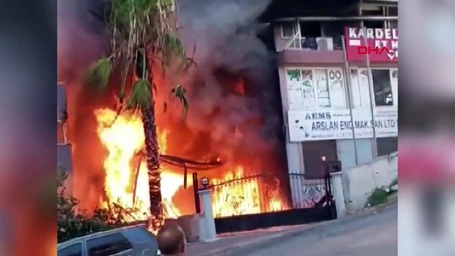Manavgat'ta Apartmanın Zemin Katındaki Mobilya Deposunda Yangın Çıktı