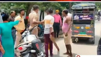मिर्ज़ापुर: एसपी ऑफिस के पास पुलिस के सामने सरेआम मारपीट, वीडियो वायरल