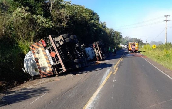 Motorista morre após caminhão que transportava etanol tombar e vazar combustível na pista; veja vídeo