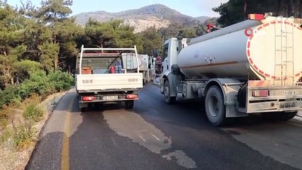 Yangına müdahaleden sıcak görüntüler: Su tankeri alevlerin içerisinde kaldı