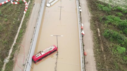오송 지하차도 도보 수색 실시...'진흙'에 작업 차질 / YTN
