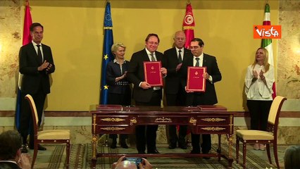 Télécharger la video: Firmato memorandum d'intesa tra Ue e Tunisia alla presenza di Meloni, von der Leyen, Rutte e Saied