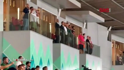 بودريقة جنبا إلى جنب مع محسن متولي رافضا الجلوس في المنصة الرسمية