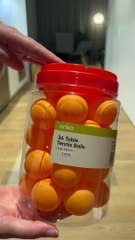 Chaton du Bengale effrayé par trop de balles de tennis de table