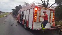 Bombeiros combatem incêndio em restos de caminhão na BR-467