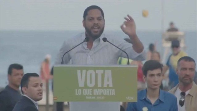 Ignacio Garriga se encara con manifestantes independentistas durante un mitin