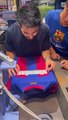 Gundogan estampa su nombre en una camiseta en su visita a la Barça Store