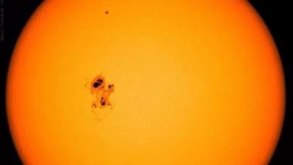 ¡Increíble! Mancha solar gigante cuatro veces el tamaño de la Tierra 🌞