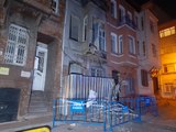 Fatih'te 3 katlı metruk binada balkon çöktü