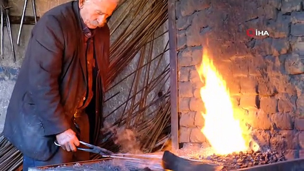 Tek gözünü verdiği demircilik mesleğini 73 yıldır usanmadan yapıyor