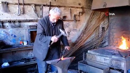 Il exerce son métier de forgeron depuis 73 ans, auquel il a donné son œil unique, sans relâche.