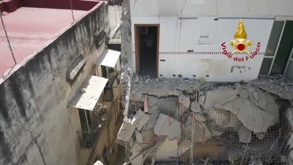 Descargar video: Se derrumba un edificio en Nápoles dejando tres personas atrapadas entre los escombros