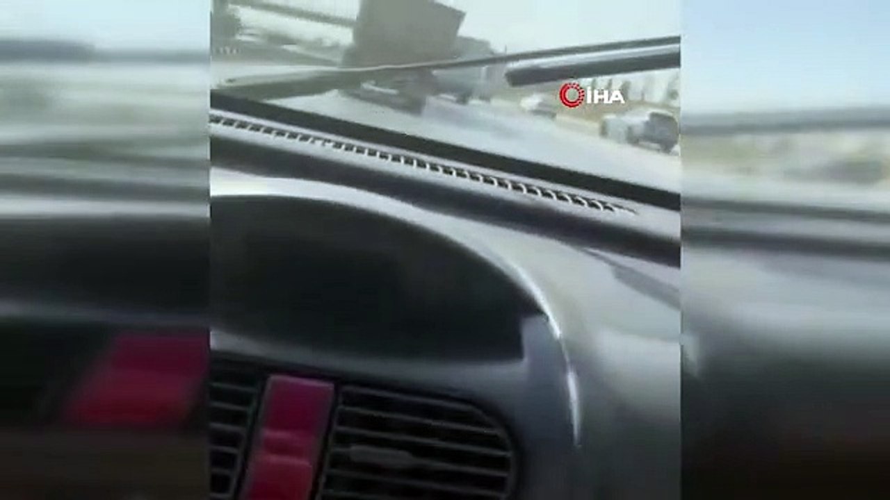 Le voyage dangereux du camion d'excavation qui est tordu dans la circulation est filmé