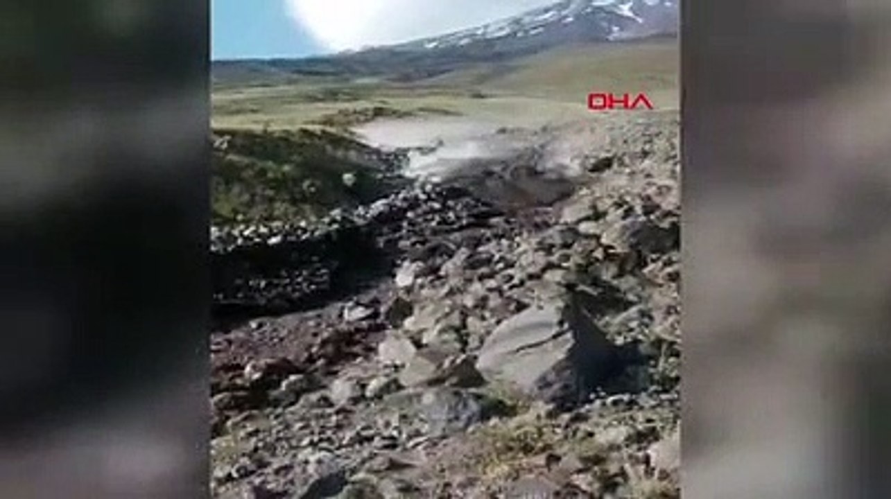 Buzullar eridi; dev kayalar böyle sürüklendi