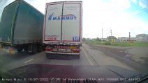 Mauvais karma pour ce conducteur qui double n'importe comment