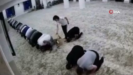 Camide ilginç anlar; cemaat neye uğradığını şaşırdı