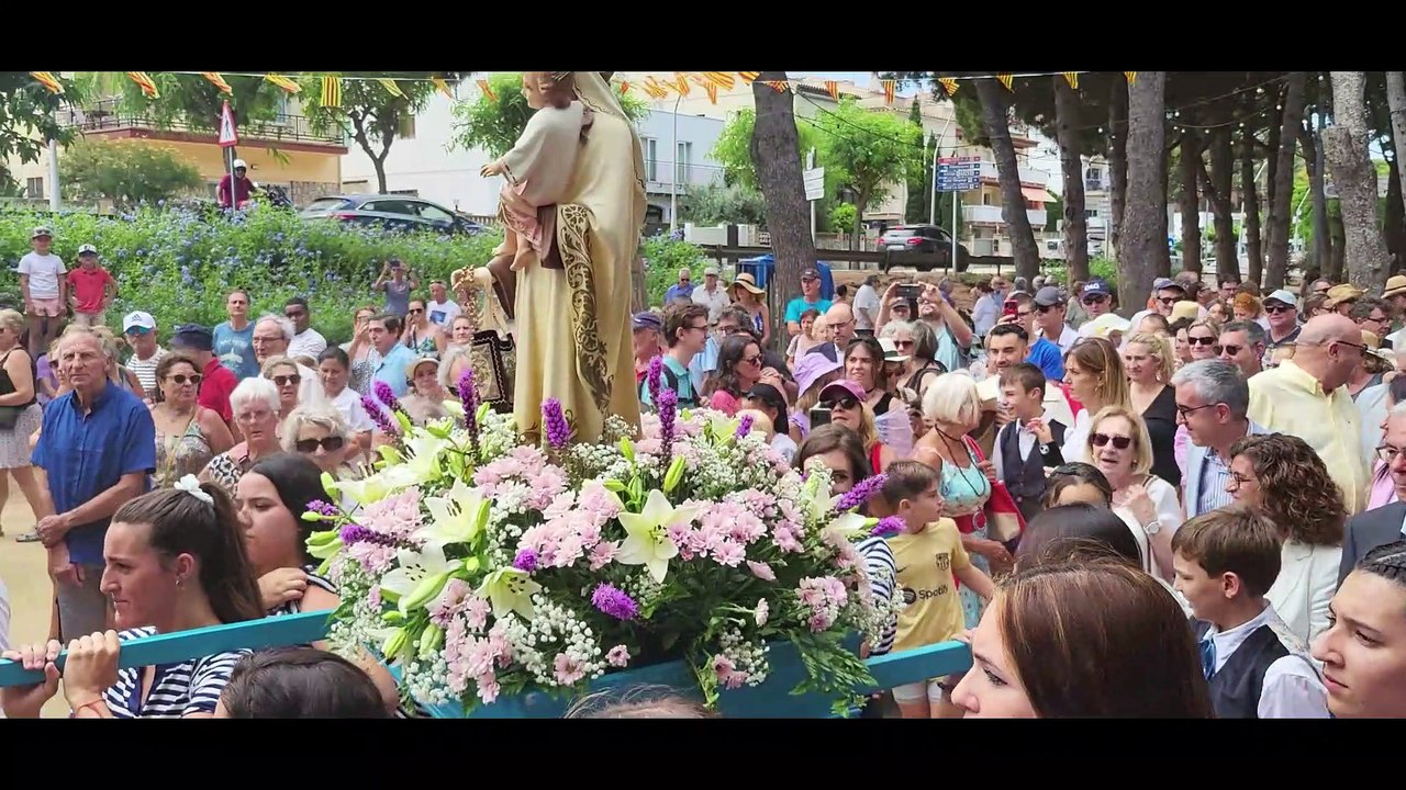Per primera vegada després de molts anys, les portadores de la Verge del Carme, son tot noies i descendents de pescadors.