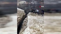 Hakkari'de buzul kırılması sonucu kaybolan 2 kişi için arama kurtarma çalışmaları devam ediyor