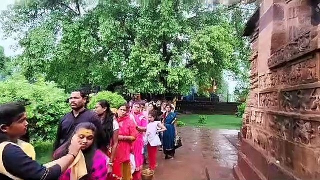 देखो.. 13 वीं शताब्दी के प्राचीन शिव मंदिर में पूजा करने भक्तों की लगी कतार