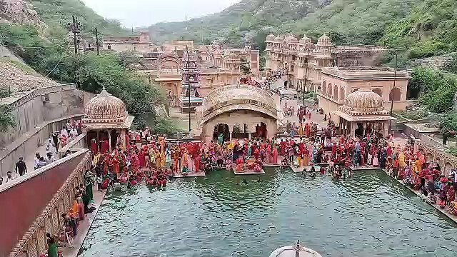 सोमवती अमावस्या पर गलता स्नान करने उमड़ी भीड़