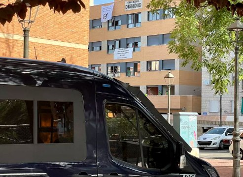 Los activistas antidesahucios se concentran para evitar el desalojo del edificio La Dignidad de Móstoles