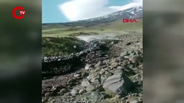 Ağrı Dağı'nda sel suları dev kayaları sürükledi!