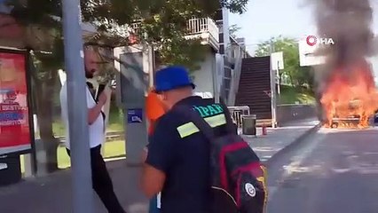 Le véhicule s'est transformé en boule de feu sur l'autoroute E-5： Il a continué à prendre des photos au lieu d'un bilan de santé
