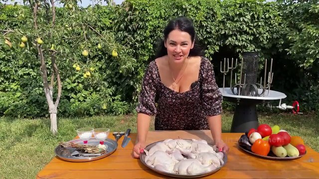 Хрустящие Куры Гриль зажаренные на старой Спутниковой Антенне