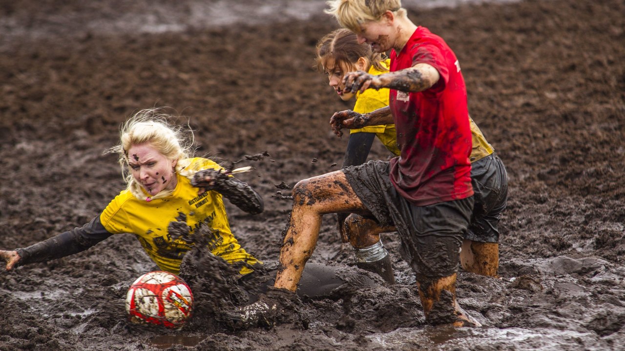 Hüfttief im Morast - Die Schlammfußball-WM in Finnland