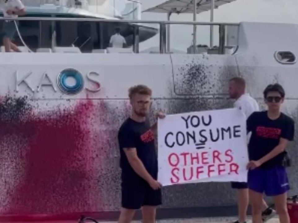 Klimaaktivisten besprühen millionen-jacht auf ibiza