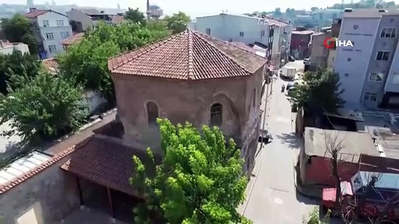 Sheikh Suleiman Masjid, qui a une tombe païenne au sous-sol de l'amphore sur son toit, attire l'attention.