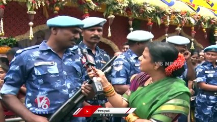 Teenmaar Chandravva Interacts With CRPF Team At Lal Darwaza Bonalu | V6 News