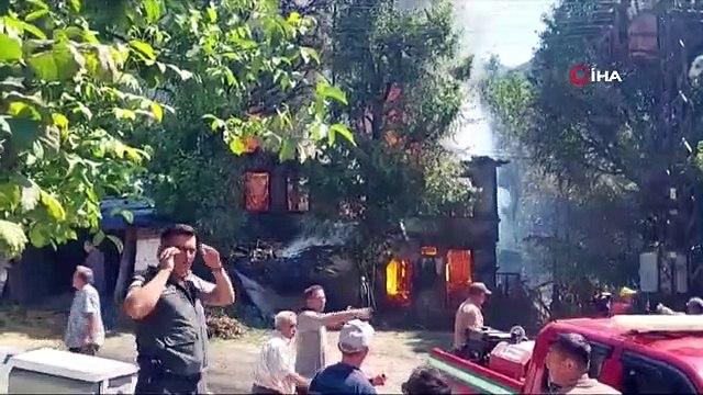 Une maison en bois à deux étages a pris feu à Bolu