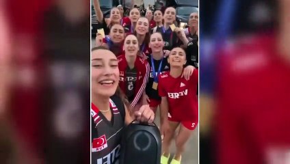Efsane sporcuya selam çaktılar! Milli voleybolcular zafer şarkısıyla mest etti