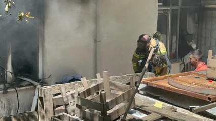 Yangında 2 çocuk alevlerin arasında kaldı