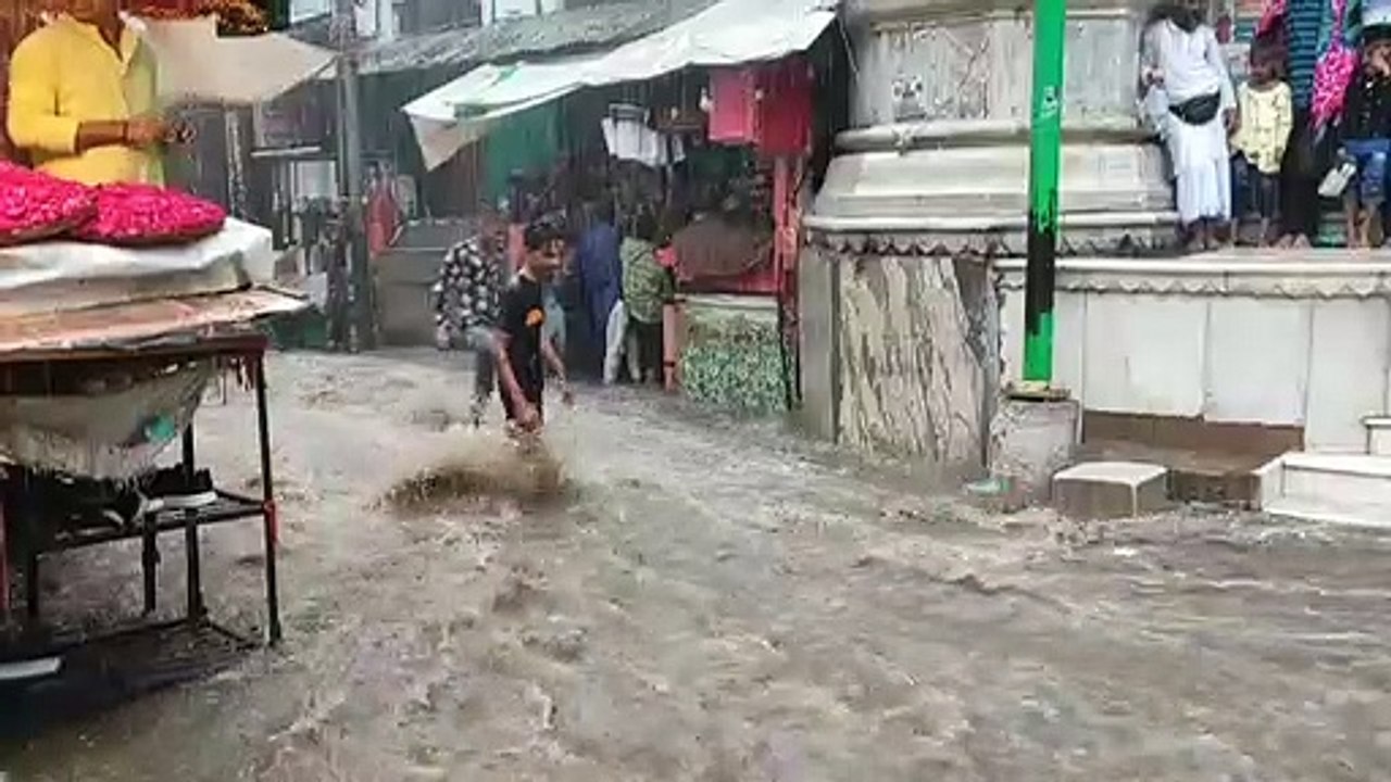 Heavy Rain: अजमेर में बरसात से उफने नाले, सड़को...