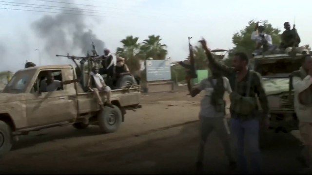 اشتباكات عنيفة بين الجيش السوداني و الدعم السريع قرب مقر سلاح المدرعات.. وغارات جوية كثيفة على شرق #الخرطوم #العربية